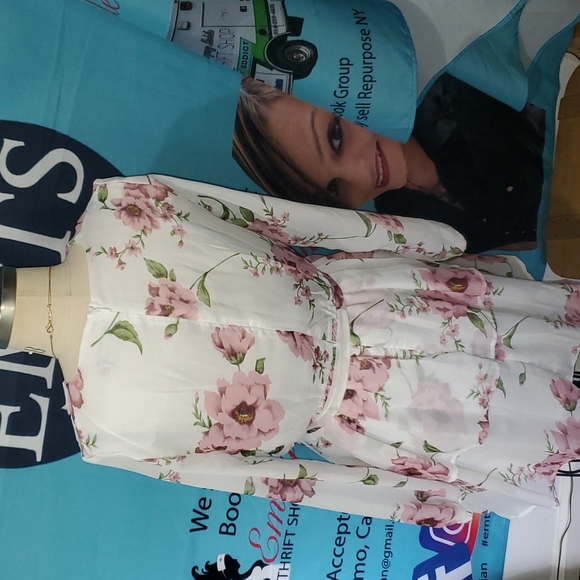 Pretty Little Thing Flower Dress - Picture 4 of 4